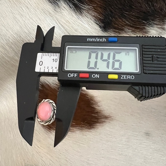 ❤️ Queen Pink Conch Navajo Style Oval Stud Earrings Matte Brushed Sterling 4gms - Picture 10 of 11